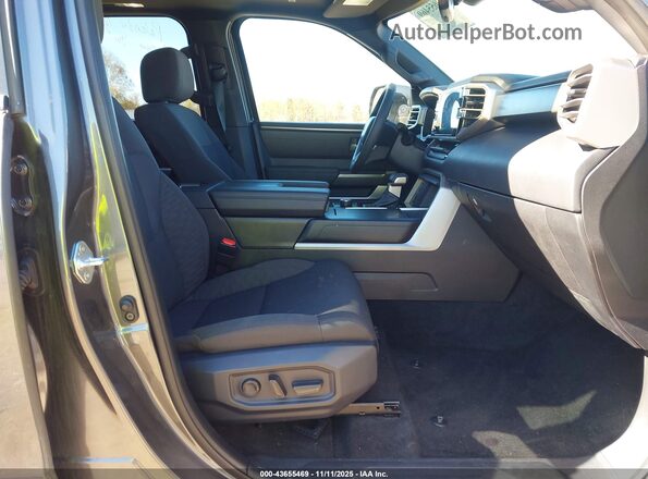 7SVAAABAXSX058405 2025 TOYOTA SEQUOIA Gray წინა სალონის ხედი