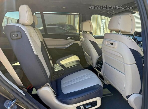 5UXCW2C07N9M52922 2022 BMW X7 Gray Front interior view