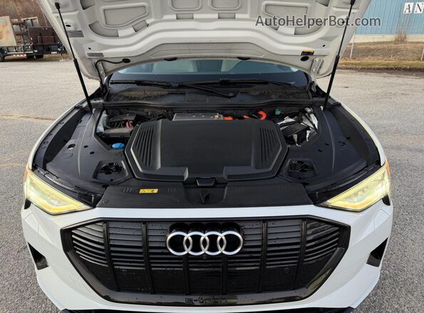 WA1AAAGE8M8010286 2021 AUDI E-TRON Белый Вид салона спереди