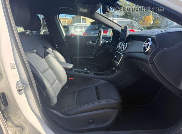 WDCTG4GB8KU004200 2019 MERCEDES-BENZ GLA White Vista del cuadro de instrumentos
