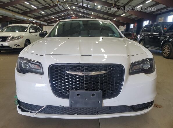 2C3CCAAG0JH308146 2018 CHRYSLER 300 White Widok z tyłu