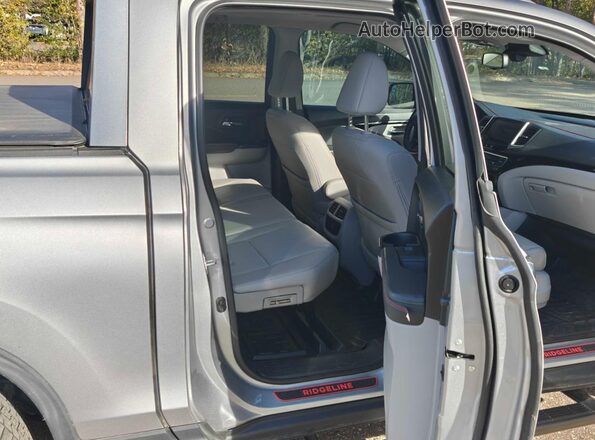 5FPYK3F78JB006769 2018 HONDA RIDGELINE Silver Вид салону спереду