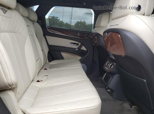 SJAAC2ZV1HC014037 2017 BENTLEY BENTAYGA Red Widok komory silnika