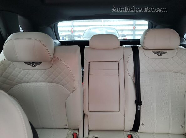 SJAAC2ZV1HC014037 2017 BENTLEY BENTAYGA Red Widok wnętrza z tyłu