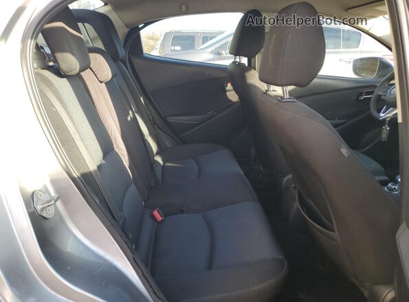3MYDLBZV0GY104119 2016 TOYOTA SCION Silver Widok wnętrza z tyłu