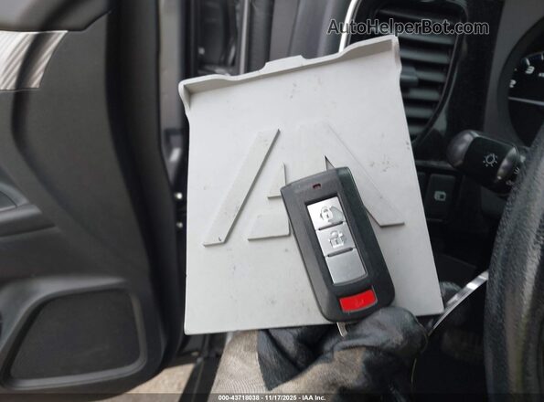 JA4AD3A33JZ017286 2018 MITSUBISHI OUTLANDER Silver Widok deski rozdzielczej