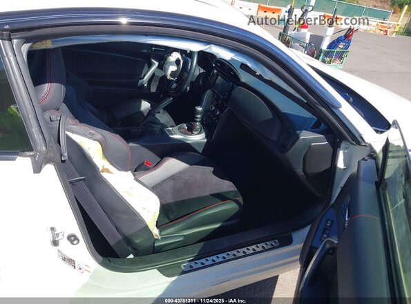 JF1ZCAC13H9602607 2017 SUBARU BRZ White Widok wnętrza z przodu