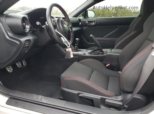 JF1ZDBB10N9701305 2022 SUBARU BRZ Cream Widok wnętrza z przodu