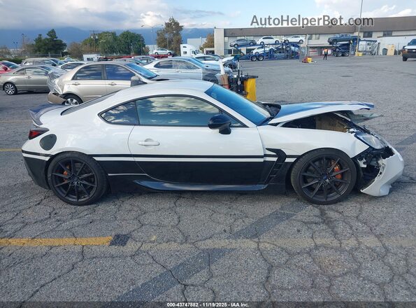 JF1ZDBS13R9701255 2024 SUBARU BRZ White Widok wnętrza 360 stopni