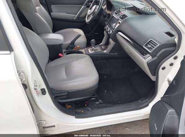 JF2SJARC9JH468838 2018 SUBARU FORESTER 2.5 White Front interior view