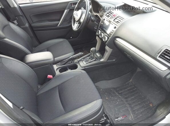 JF2SJGEC6HH451398 2017 SUBARU FORESTER2. Silver Vista interior delantera
