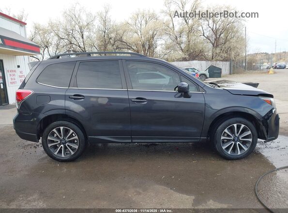 JF2SJGEC6JH549577 2018 SUBARU FORESTER2. Gray Vista interior trasera