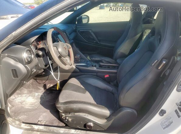 JN1AR5EF1JM710090 2018 NISSAN GT-R Белый Вид салона спереди