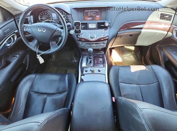 JN1BY1AR7JM220253 2018 INFINITI Q70 Серебряный Вид панели приборов