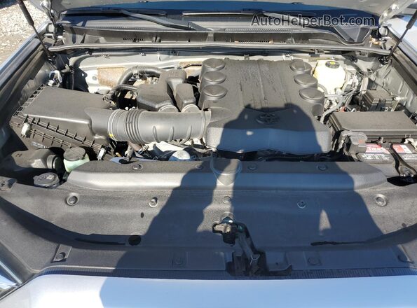 JTEBU5JR6L5799664 2020 TOYOTA 4RUNNER Silver Widok komory silnika