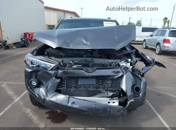 JTEEU5JR0N5265348 2022 TOYOTA 4RUNNER Серый Вид спереди