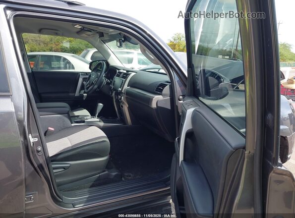 JTEEU5JR0N5265348 2022 TOYOTA 4RUNNER Серый Вид салона спереди