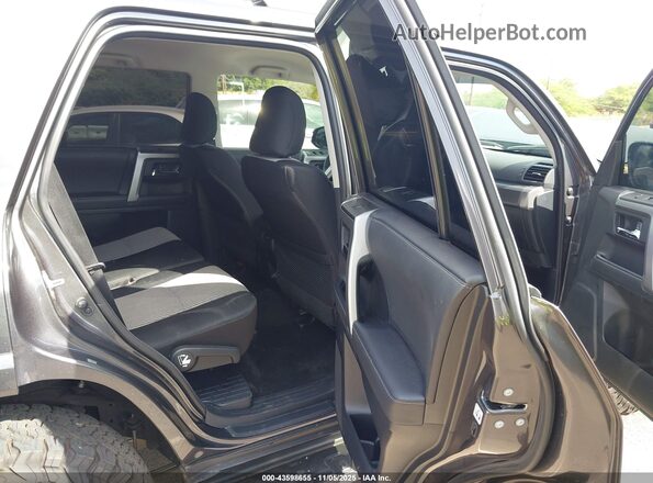 JTEEU5JR0N5265348 2022 TOYOTA 4RUNNER Серый Вид наклейки с VIN-кодом