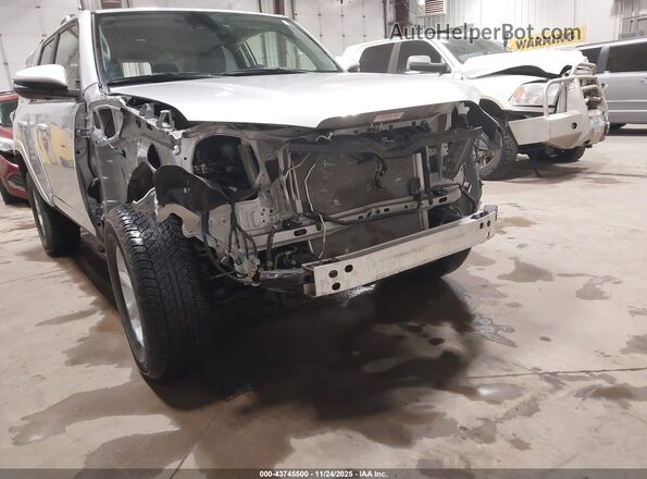 JTENU5JR6R6219846 2024 TOYOTA 4RUNNER Silver Widok z przodu