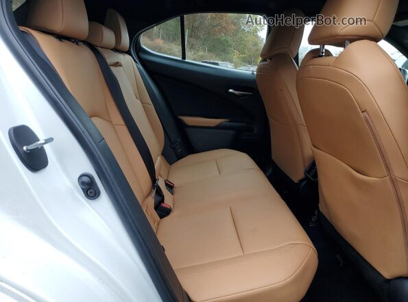 JTHP9JBH2R2074579 2024 LEXUS UX White Սալոնի հետևի տեսք