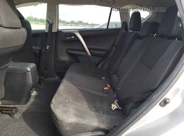 JTMWFREV3JJ212128 2018 TOYOTA RAV4 Silver Widok wnętrza z tyłu