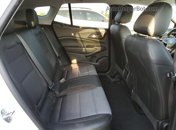 KL77LHE21RC139724 2024 CHEVROLET TRAX White Widok wnętrza z tyłu
