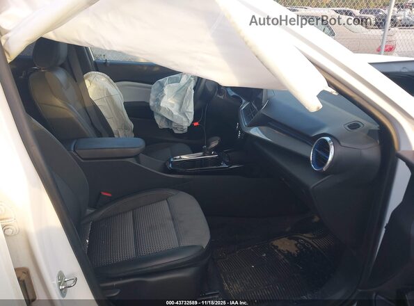KL77LHE24RC040489 2024 CHEVROLET TRAX Белый Вид салона спереди
