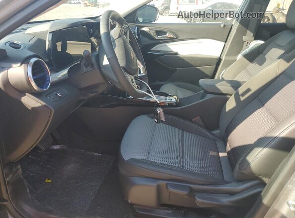 KL77LHEP5SC241206 2025 CHEVROLET TRAX Gray Widok wnętrza z przodu
