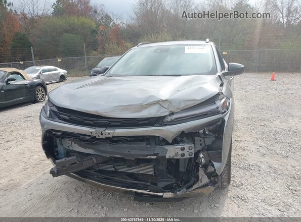KL77LKEP3SC135608 2025 CHEVROLET TRAX Серый Вид спереди
