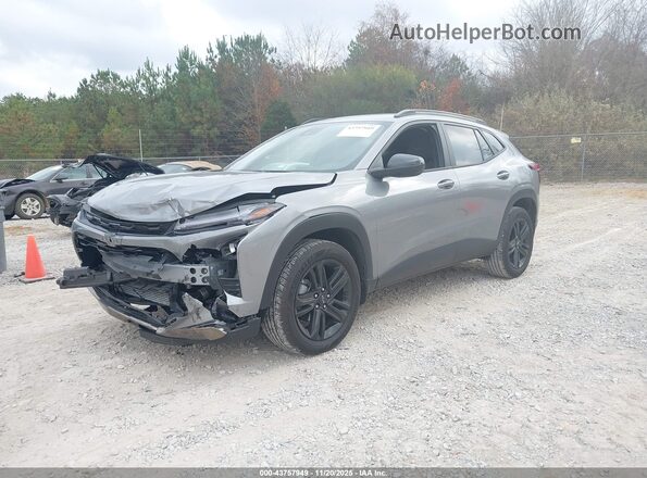 KL77LKEP3SC135608 2025 CHEVROLET TRAX Серый Передняя левая четверть