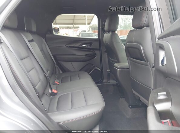 KL79MTSL9NB025945 2022 CHEVROLET TRAILBLAZER Gray Widok naklejki z numerem VIN
