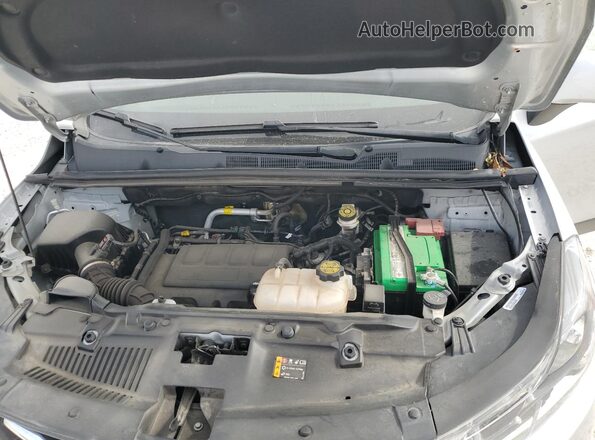 KL7CJKSB4MB324015 2021 CHEVROLET TRAX Silver Vista del compartimento del motor