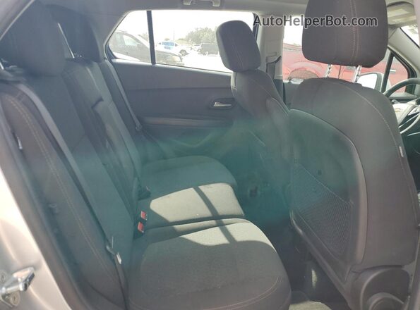 KL7CJKSB4MB324015 2021 CHEVROLET TRAX Silver Vista interior trasera