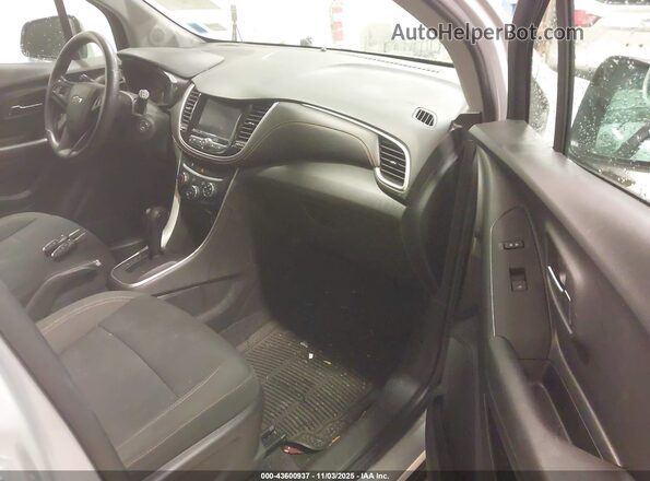 KL7CJNSB2MB301799 2021 CHEVROLET TRAX Gray Vista interior delantera