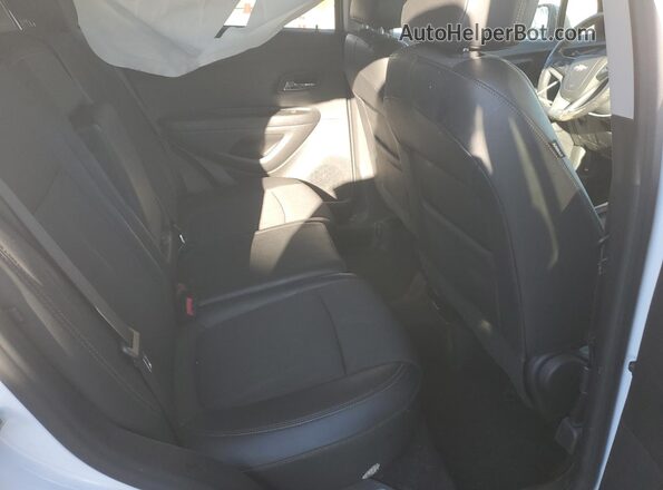KL7CJPSM1NB523636 2022 CHEVROLET TRAX White Rear interior view