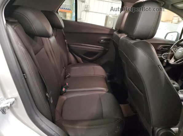 KL7CJPSM1NB525211 2022 CHEVROLET TRAX Silver Вид задньої частини салону