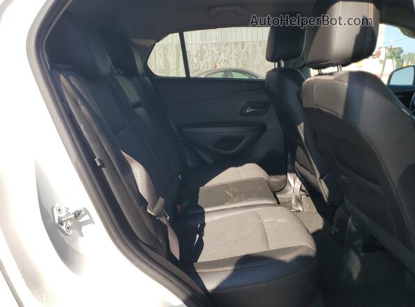 KL7CJPSM4NB524490 2022 CHEVROLET TRAX Белый Вид задней части салона