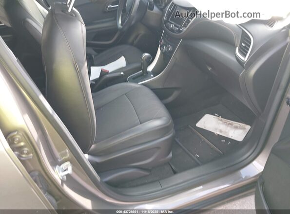 KL7CJPSM5NB542061 2022 CHEVROLET TRAX Коричневый Вид салона спереди