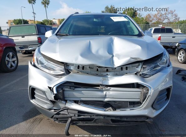 KL7CJPSM7NB523687 2022 CHEVROLET TRAX Серебряный Вид задней части салона
