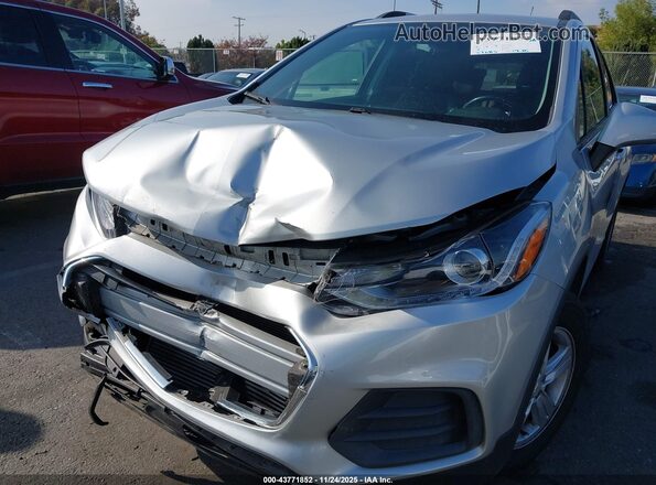 KL7CJPSM7NB523687 2022 CHEVROLET TRAX Серебряный Вид спереди