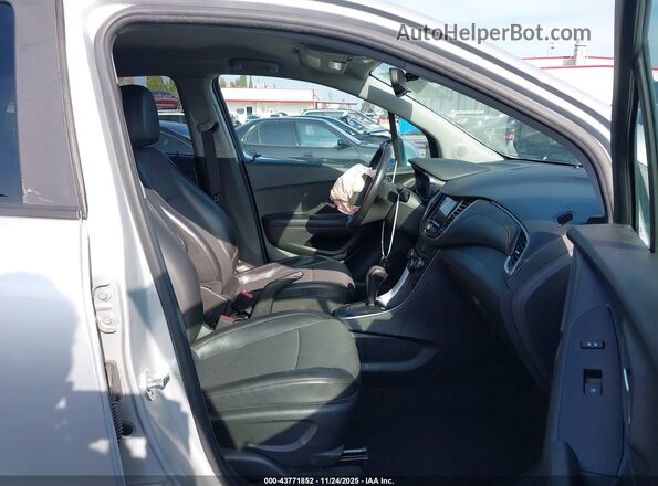 KL7CJPSM7NB523687 2022 CHEVROLET TRAX Серебряный Вид салона спереди