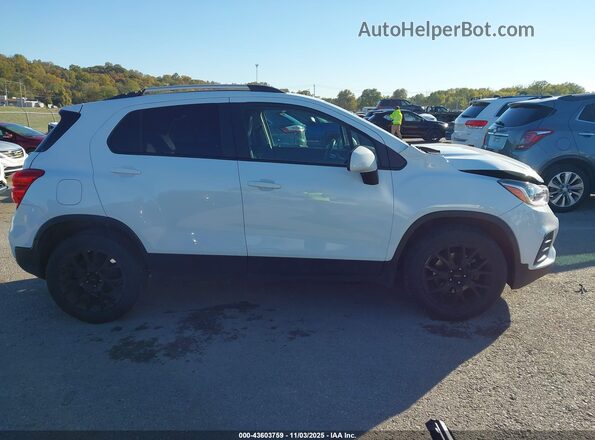 KL7CJPSMXNB560443 2022 CHEVROLET TRAX Белый Вид задней части салона