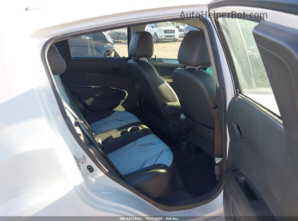 KL8CK6S09GC636070 2016 CHEVROLET SPARK White VIN կոդի պիտակի տեսք