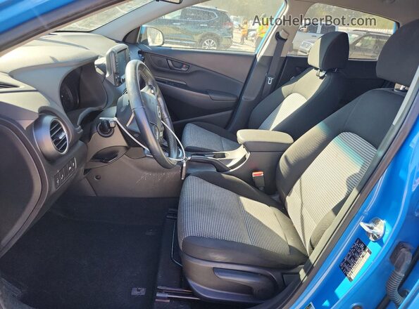 KM8K22AA6LU485758 2020 HYUNDAI KONA Синий Вид салона спереди