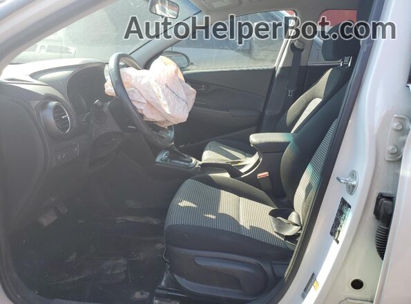 KM8K3CA54LU437620 2020 HYUNDAI KONA Белый Вид салона спереди