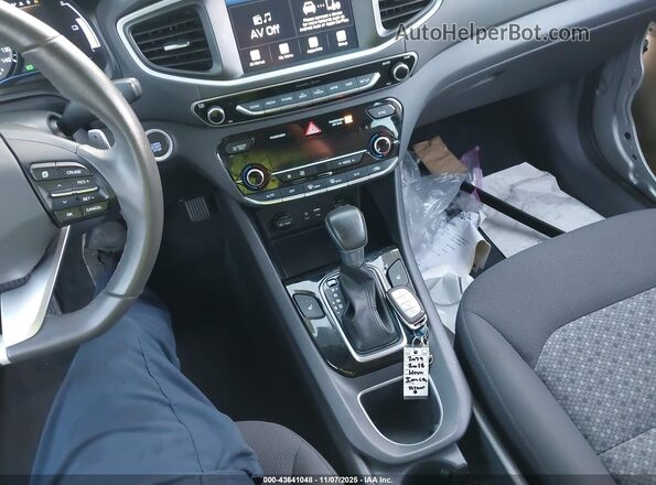 KMHC75LC6JU066358 2018 HYUNDAI IONIQ HYBRID Silver Widok deski rozdzielczej