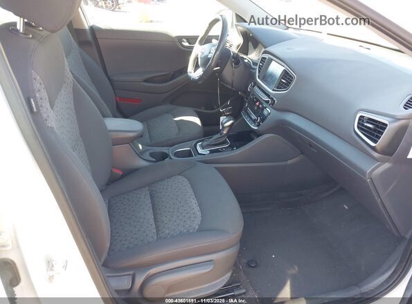 KMHC75LC8HU040743 2017 HYUNDAI IONIQ HYBRID White Front interior view