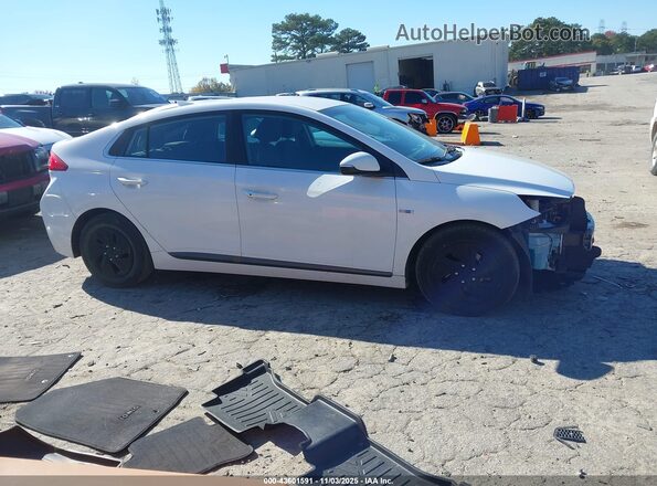 KMHC75LC8HU040743 2017 HYUNDAI IONIQ HYBRID White Rear interior view