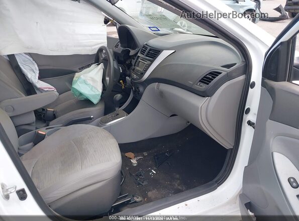 KMHCT4AE5HU199035 2017 HYUNDAI ACCENT White წინა სალონის ხედი