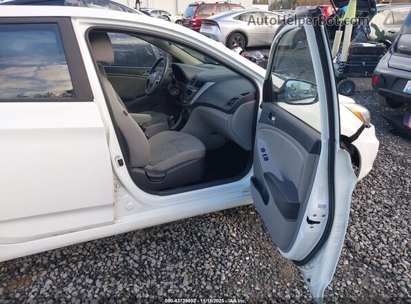 KMHCT5AE9GU260097 2016 HYUNDAI ACCENT White Widok wnętrza z przodu